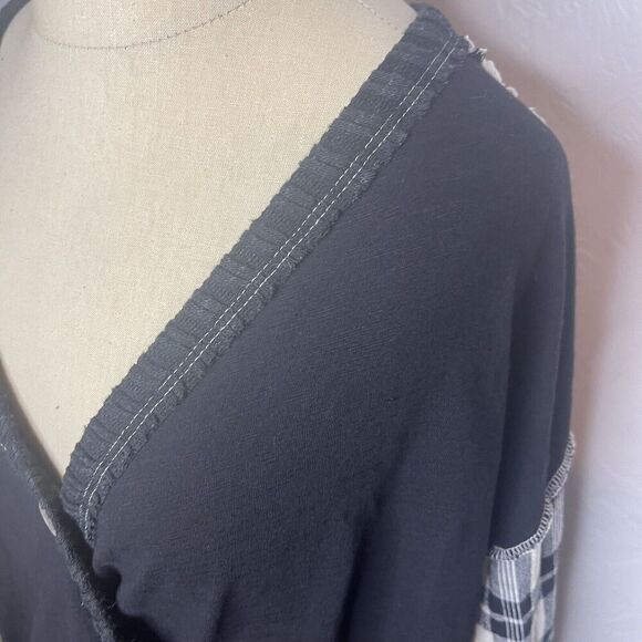 Umgee Oversized Black Gingham Buttons Oversized V Neck Raw Hem - Picture 5 of 11